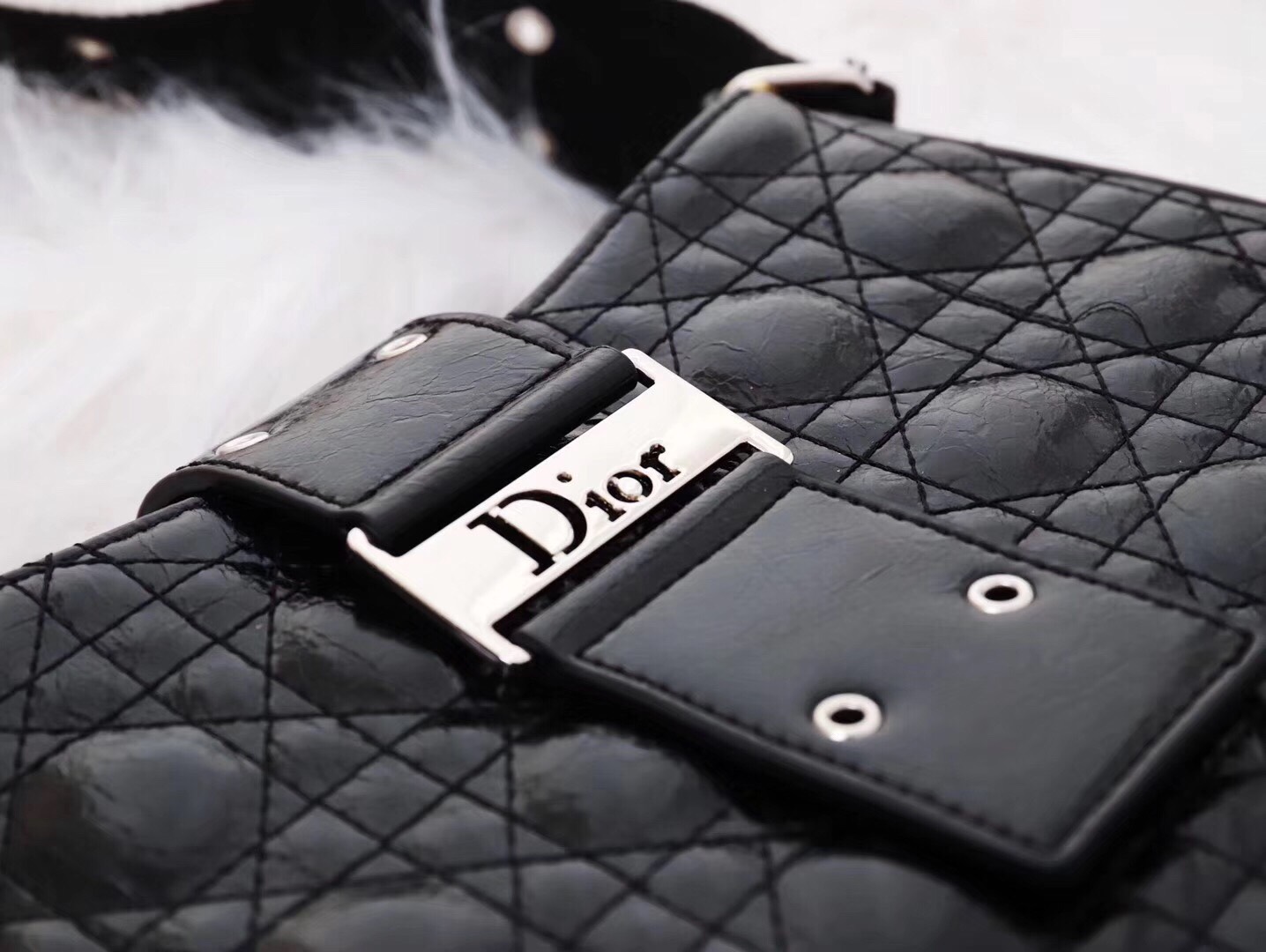 Diorสะพายข้าง วัสดุตัวกระเป๋าทำจากหนังผสมอย่างดี อะหลั่ยสีเงิน ด้านข้างเป็นหนังอย่างดี กระเป๋าเป็นซิปปาก ด้านหลังมีช่องใส่ของ มีเข็มขัดคาด สายยาวเป็นสายแฟชั่นสีดำสามารถปรับระดับได้