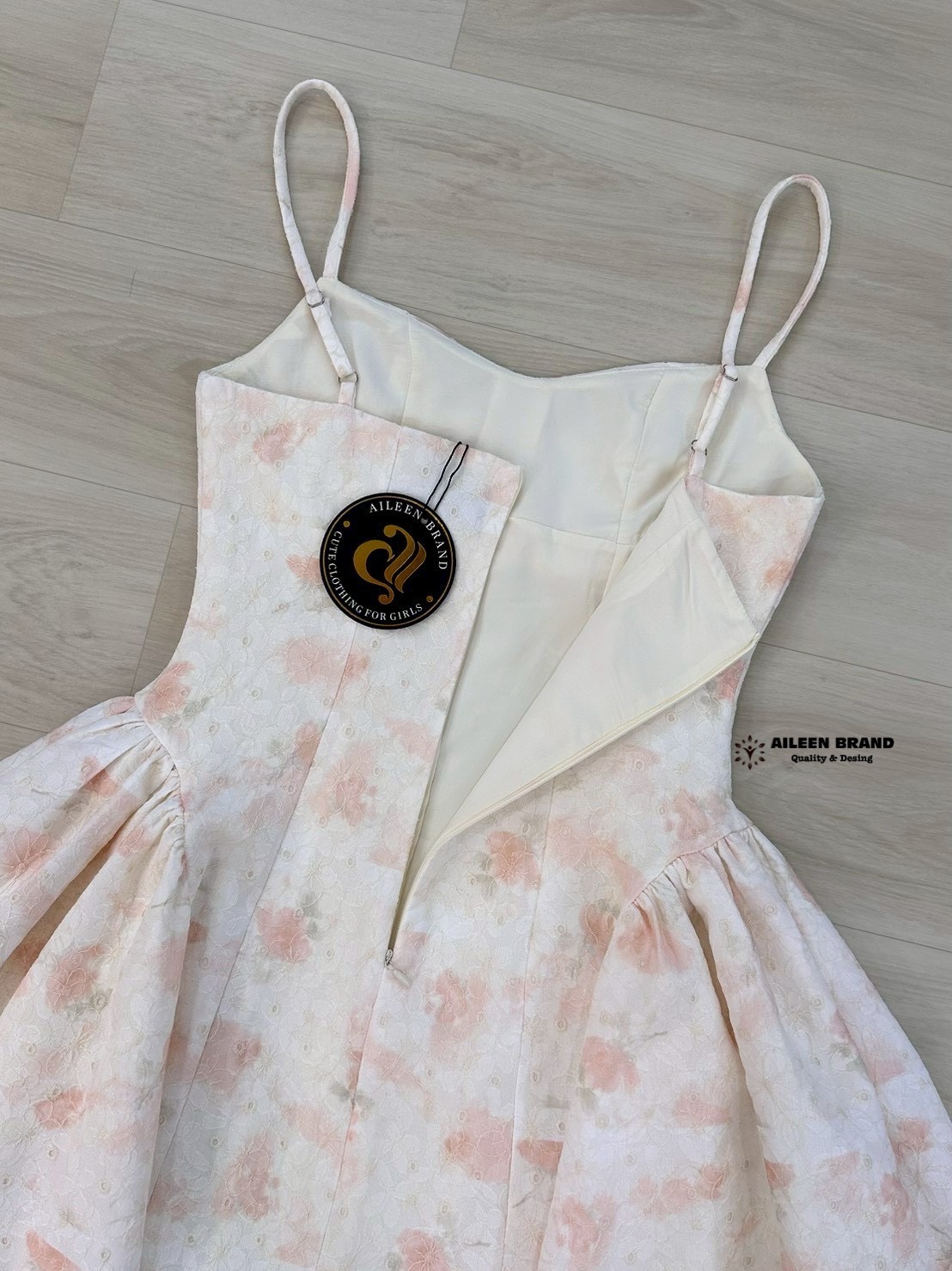 เดรสแฟชั่น มินิเดรสสายเดี่ยวสีขาวครีม ลายดอกไม้เล็กๆ