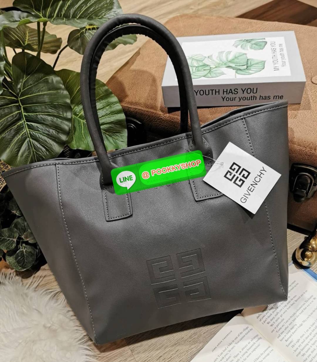 Best Seller! Givenchy Black Soft Leather Shoulder Handbags (Limited edition) กระเป๋าถือหรือสะพายพรีเมี่ยมของเเท้จาก "Givenchy Perfume Counter" วัสดุหนังนิ่มเรียบสีดำด้านหน้าปั้มโลโก้แบรนด์ GV ภายใน Polyester 100% สีดำสกรีนโลโก้สวยดูดี เปิดปิดด้ว