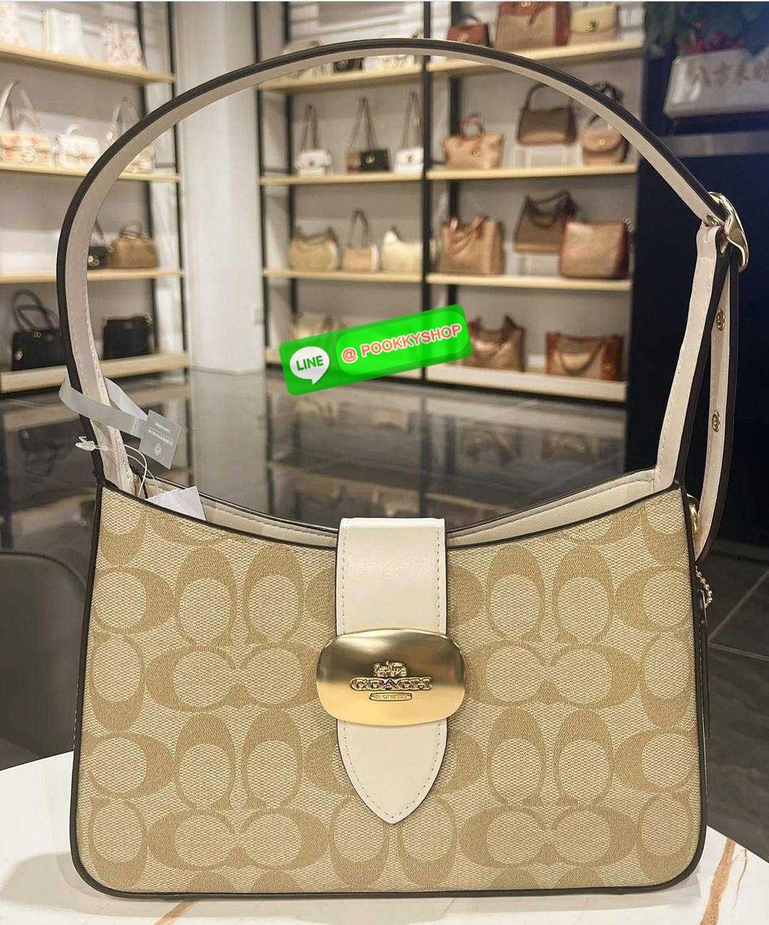 COACH CR533 ELIZA SHOULDER BAG 🔅 Details ใหม่ล่าสุด กระเป๋าสะพายไหล่ทรงโฮโบสุดหรู ดีไซน์โลโก้แบบใหม่และหรูหรายิ่งขึ้น คงความคลาสสิคและวินเทจ เปิด-ปิดด้วยสายคาดแบบกระดุมแม่เหล็ก ภายในเป็นช่องโล่ง แบ่งสัดส่วนไว้อย่างดี มีทั้งช่องใส่บัตร และช่องซิป ส