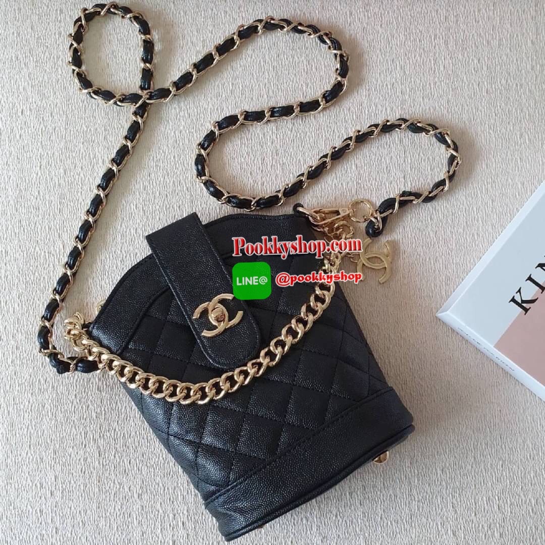 CHANEL VIP GIFT CROSSBODY BAG งาน CHANEL VIP GIFT ของแท้ 100% จากเคาเตอร์แบรนด์ CHANEL ทรงสวย ขนาดกำลังดี วัสดุหนัง CAVIER PU เปิดปิดด้วยกระดุมหน้าแบบบิดปลอดภัยหายห่วง ด้านในมีซิปอีกชั้น อะไหล่ทอง หัวซิปปั้มแบรนด์ ด้านในใส่โทรศัพท์ได้ทุกรุ่น พร้อมของจุกจิ