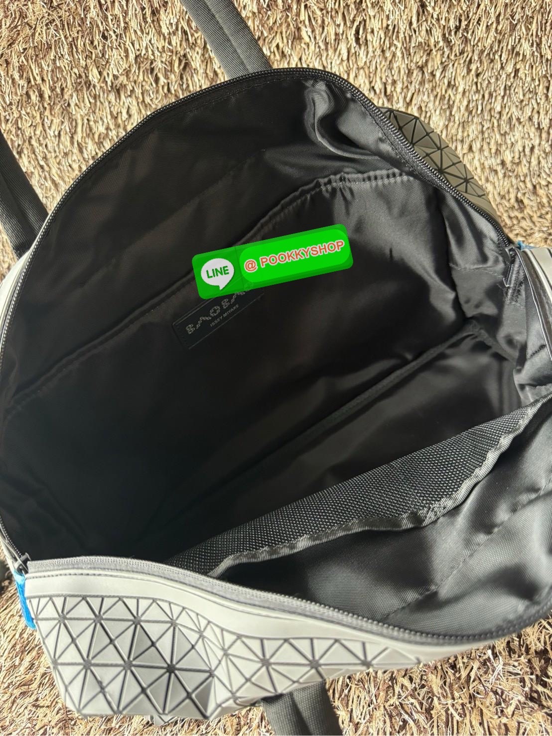 Baobao issey miyake cargo tote matte กระเป๋า CARGO สไตล์บอสตัน มีหูจับแบบบุหนา มีฐานกว้างใส่ได้เยอะ สาทารถใส่สัมภาระที่จำเป็นในการเดินทาง หรือมีพื้นที่จัดเก็บสิ่งของที่เราต้องใช้ในการทำงานด้วย เช่น โน้ตบุ๊ก สมุดจดบันทึก แฟ้มเอกสารต่าง ๆ ดีไซน์หรูดูสุภาพเร