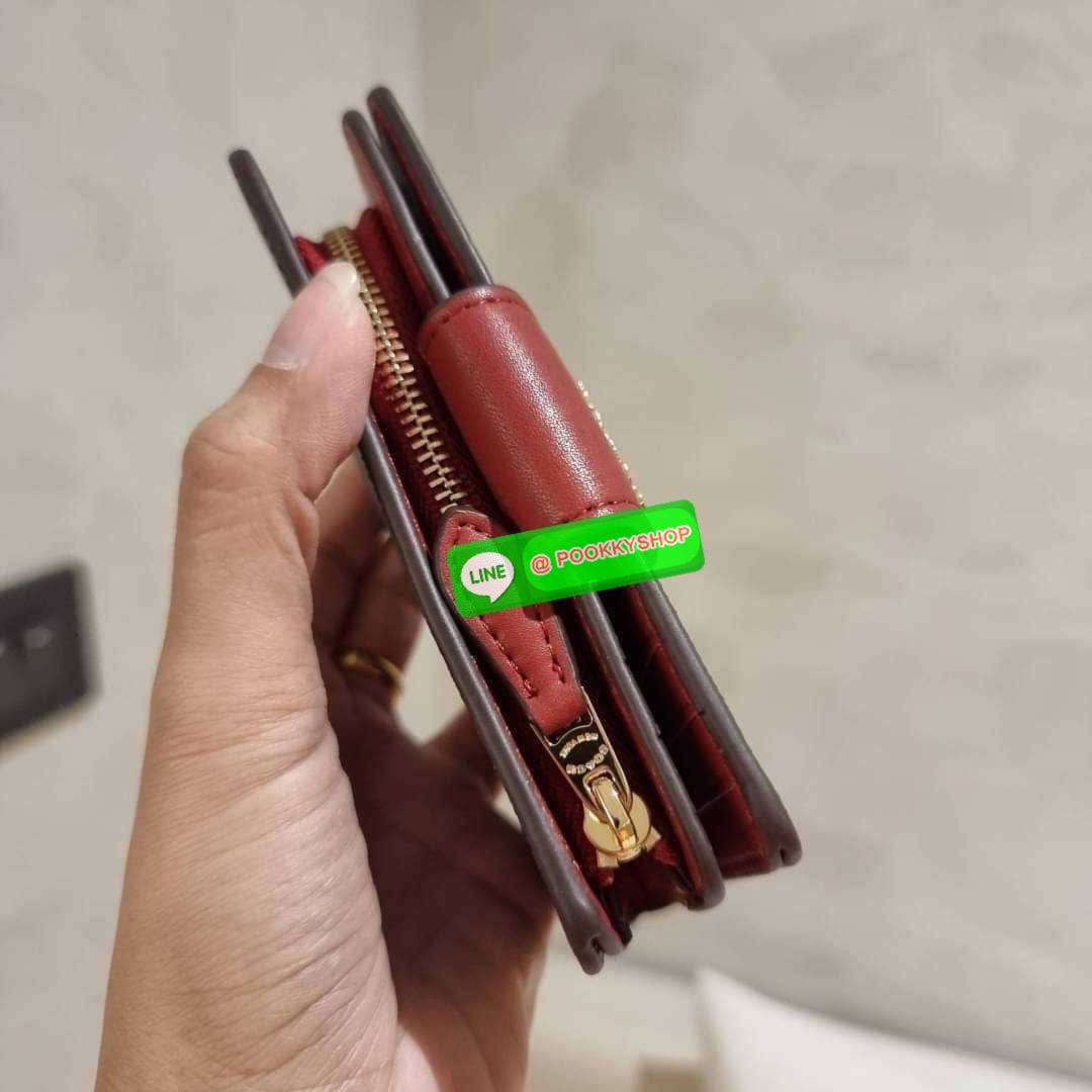 COACH C8730 MEDIUM CORNER ZIP WALLET IN SIGNATURE CANVAS WITH WILDFLOWER PRINT คอลเลคชั่นใหม่ กระเป๋าสตางค์ใบกลาง ดีไซน์ใหม่ สุดหรู คละลายพริ้นท์เต็มใบ น่าใช้ไปอีก วัสดุหนังแคนวาสเคลือบลาย ภายในมีช่องใส่บัตร ใส่ธนบัตรได้ครบ และมีช่องซิปแยก ใบจริงสวยมากๆ แ