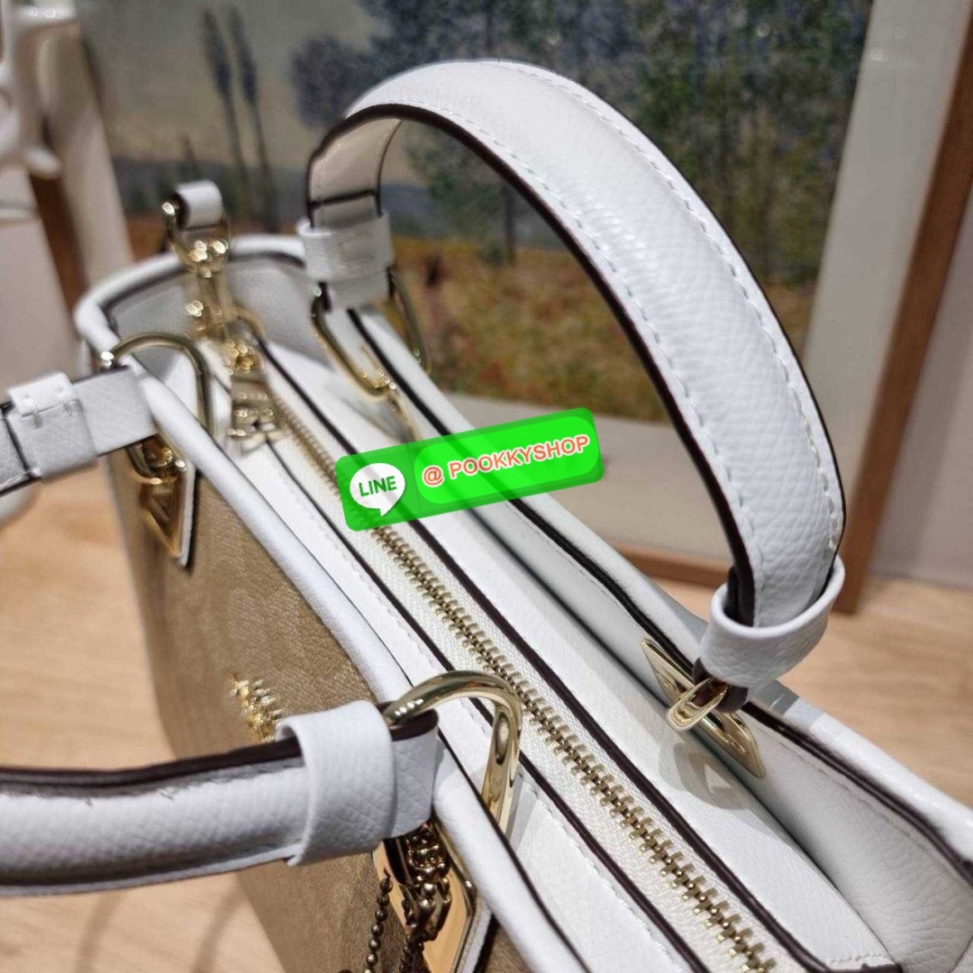 กระเป๋าถือ/สะพายรุ่นยอดนิยม ดีไซน์คงความคลาสสิค แฝงความหรูด้วยอะไหล่สีทอง หูจับในตัวสะดวกใช้งาน ปากกระเป๋ามีซิปปิดกันหล่นแน่นหนา ใต้กระเป๋ายังมีหมุดรองถนอมกระเป๋าอีกด้วย มีสายสะพายข้างให้ ถอดออกได้ ปรับได้ตามต้องการ ภายในโล่งกว้าง มีทั้งช่องซิปและช่องย่อย