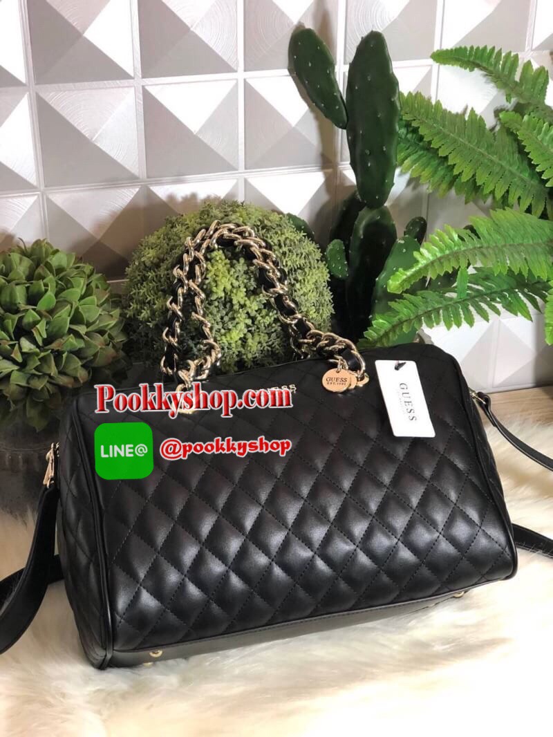 GUESS Sweet Candy Large Satchel กระเป๋าสะพายทรง Bowling รุ่นใหม่ล่าสุดจาก GUESS FACTORY หนังนิ่มลายตารางสวยอยู่ทรงใบใหญ่กำลังดี ด้านหน้าประดับโลโก้หูหิ้วโซ่ร้อยหนังสะพายไหล่ได้เเข็งแรงรับน้ำหนักได้เยอะ เปิดปิดด้วยซิปสะดวกใช้ มีหมุดรองฐานกันรอย ภายในมีช่อง