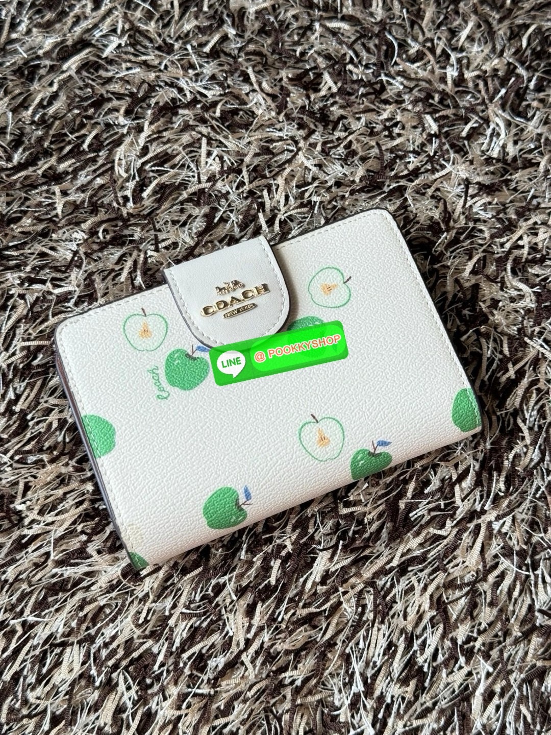 COACH MEDIUM CORNER ZIP WALLET IN SIGNATURE CANVAS กระเป๋าสตางค์ขนาดกลางที่ถือว่าเป็นไอเทม Must Have ของทุกเพศทุกวัยที่ต้องพกติดตัวไว้ตลอดเวลา เพราะนอกจากจะช่วยจัดเก็บเงิน บัตรประชาชน บัตรเครดิตและต่าง ๆ ให้เป็นระเบียบเรียบร้อยยังต้องคำนึงถึงประโยชน์ใช้สอ