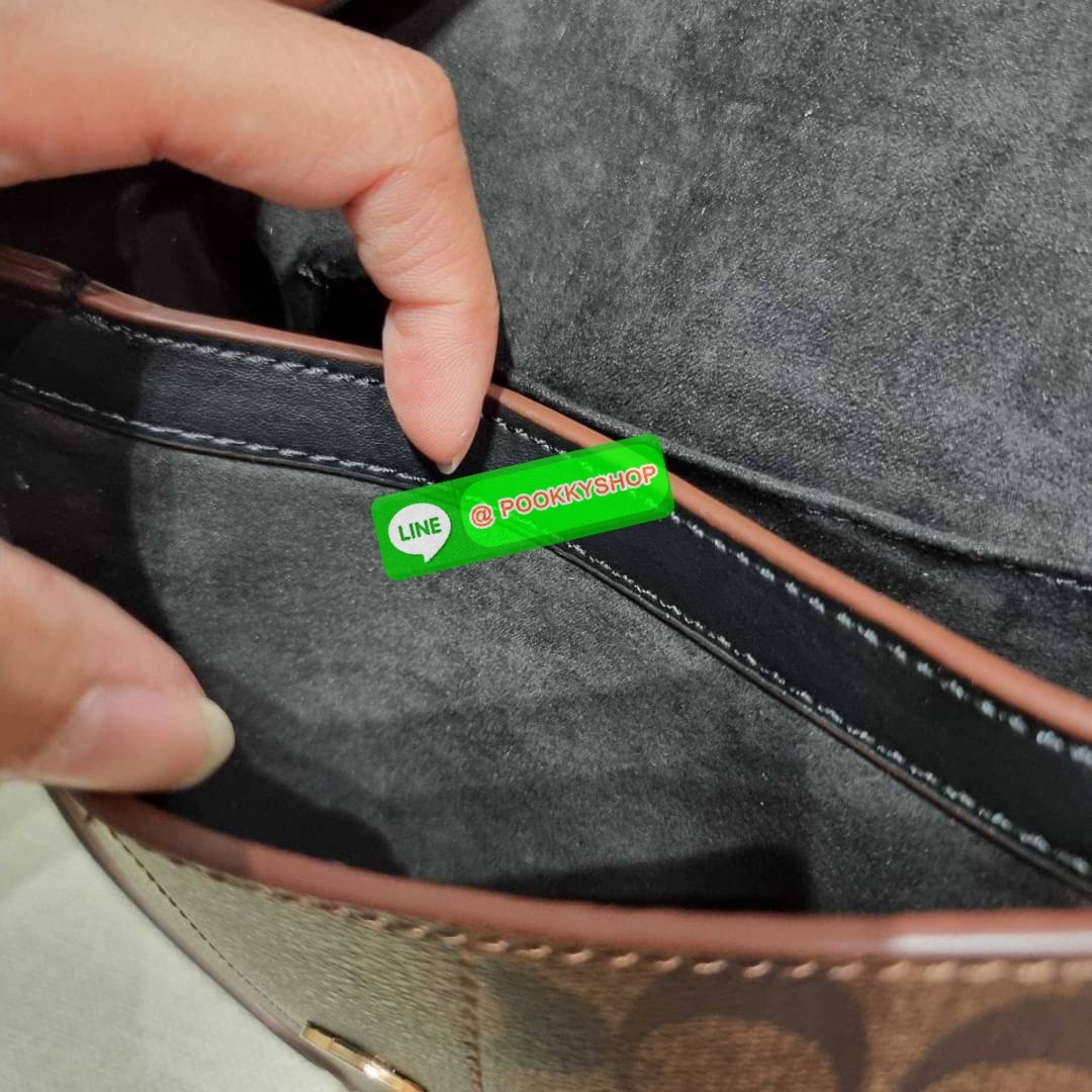 COACH C3593 GEORGIE SADDLE BAG IN COLORBLOCK SIGNATURE CANVAS WITH RIVETS ยกระดับความหรูให้กับตัวเองกันหน่อย ด้วยกระเป๋ารุ่นนี้!! ครอสบอดี้ที่ดีไซน์หรู อัพเลเวล ในราคาที่จับต้องได้ วัสดุหนังแคนวาสเคลือบสลับหนังเรียบ พิเศษไปอีกตกแต่งขอบด้วยหมุด เพิ่มดีเทลก