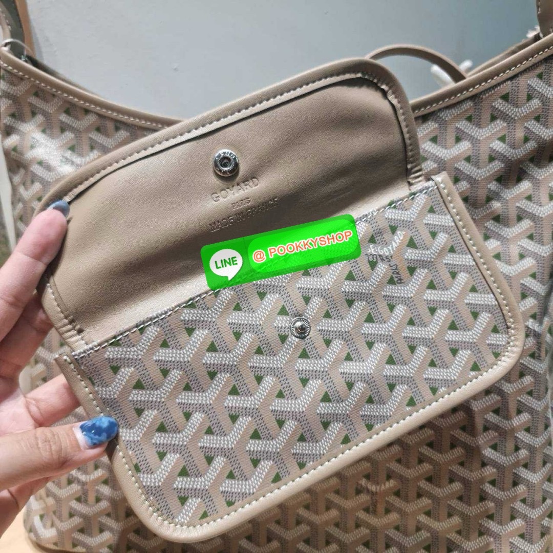 🔆 Model GOYARD BOHEME HOBO BAG 🔆 Details ไอเท็มที่ฮอต เด็ด! และมาแรง เข้าวงการแล้วออกไม่ได้จริงๆ! กับกระเป๋าโฮโบใบใหญ่ พร้อมใบลูก มาในสีลิมิเต็ดรุ่นที่ตามหา สวยเด่นเป็นเอกลักษณ์ด้วยลวดลายตัว Y เต็มผืน สายคล้องสะพายในตัว สะดวกใช้ หมดกังวลเร