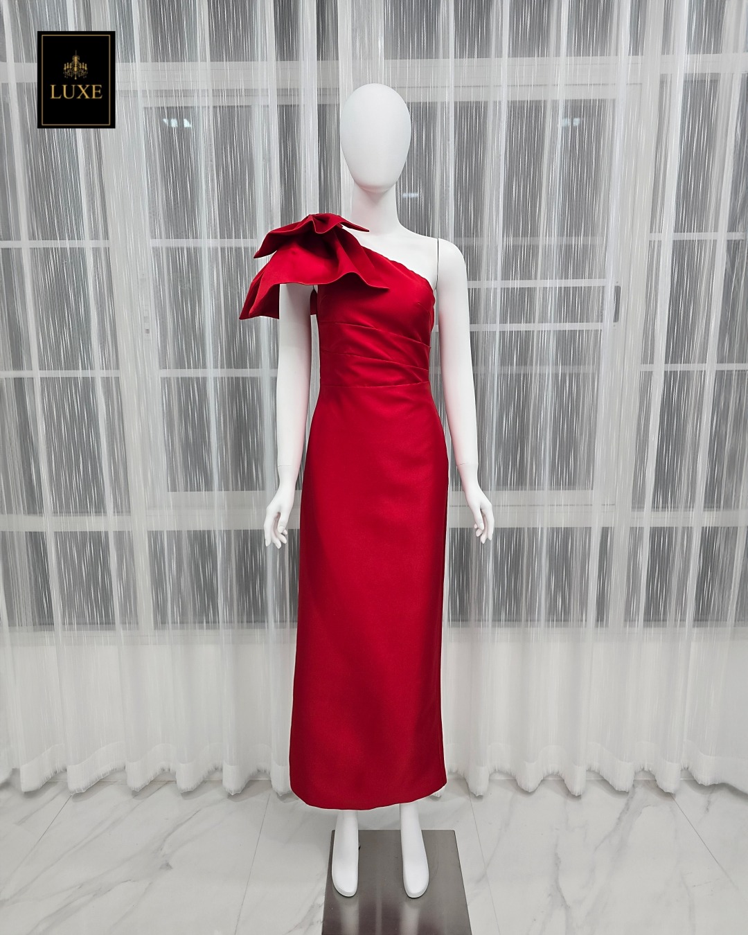 เดรสแฟชั่น เดรสเสื้อไหล่เดียวแขนกุด กระโปรงยาวทรงตรง แต่งโบว์ไซส์ใหญ่ที่ไหล่ขวา