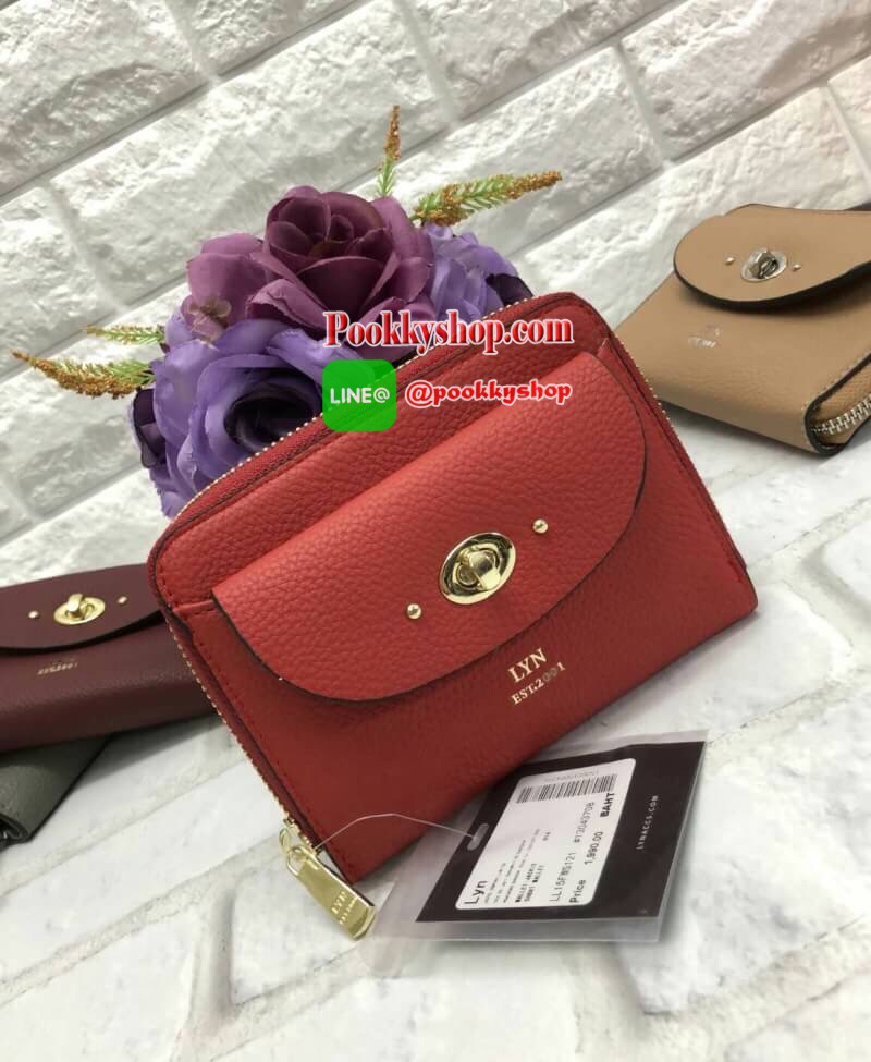 New arrival !!! LYN SHORT WALLET BAG รุ่นใหม่ล่าสุด!!! กระเป๋าสตางค์ใบสั้นขนาดกลาง วัสดุหนังลิ้นจี่ ลายหนังสวย นิ่มมือมากๆค่ะ ด้านหน้ามีช่องกระเป๋าหนึ่งช่อง เปิดปิดช่องหลักแบบซิปรอบ ด้านในมีข่องใส่รูปถ่าย ช่องใส่บัตรต่างๆได้ถึง 10 ช่องค่ะ มีช่องกว้างสำหรั