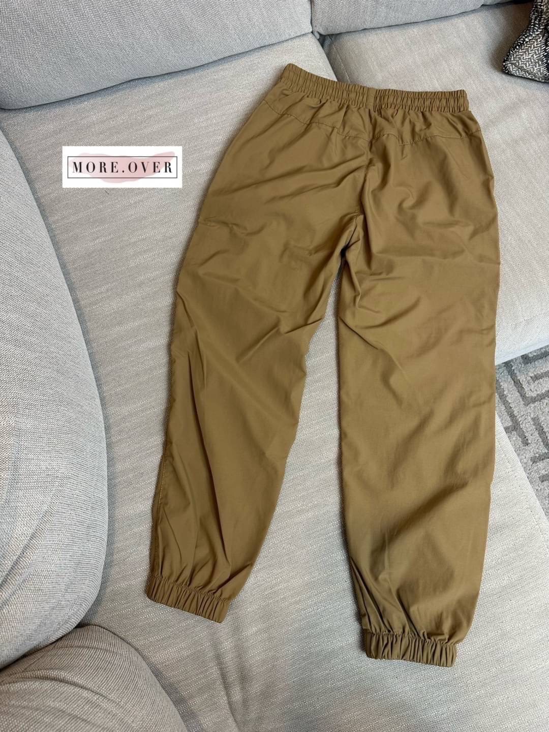 รุ่นใหม่ล่าสุดชนช็อปเลยจ้า กางเกงขายาวเนื้อผ้าร่มปลายขาจั้ม THE NORTH FACH ลุคสป็อตเท่ๆค่ะ เนื้อผ้าอย่างดี คุณภาพการันตี มีป้าย tag แบรนด์