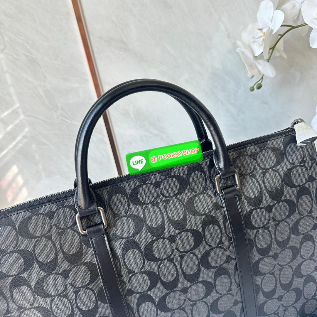 COACH GRAHAM ZIP BRIEF (CE439) 🔖กระเป๋าใส่โน๊ตบุ๊คใส่เอกสารใบใหญ่ 🔖วัสดุ:หนังแท้ทั้งใบ 🔖เปิดปิดด้วยซิป ภายในกว้าง มีช่องย่อยใส่ของจุกจิก ช่องใส่บัตร ใส่เอกสารและของสำคัญได้เยอะ 🔖สายสะพายสามารถถอดออกและปรับระดับได้คะ