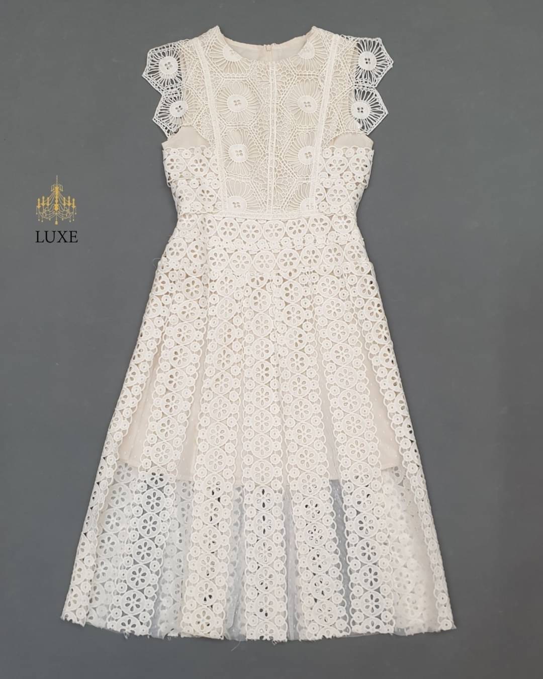 Guipure Lace Dress Label : LEA เดรสเสื้อคอกลมแขนกุด กระโปรงบานทรงเอยาวคลุมเข่า ทำจากลูกไม้โครเชต์เนื้อนุ่ม ทอลายสวยคมชัด แต่งสลับผ้าเน็ตซีทรู มีซิปซ่อนและซับในอย่างดี คัตติ้งเนี้ยบ เรียบหรูดูดีค่ะ