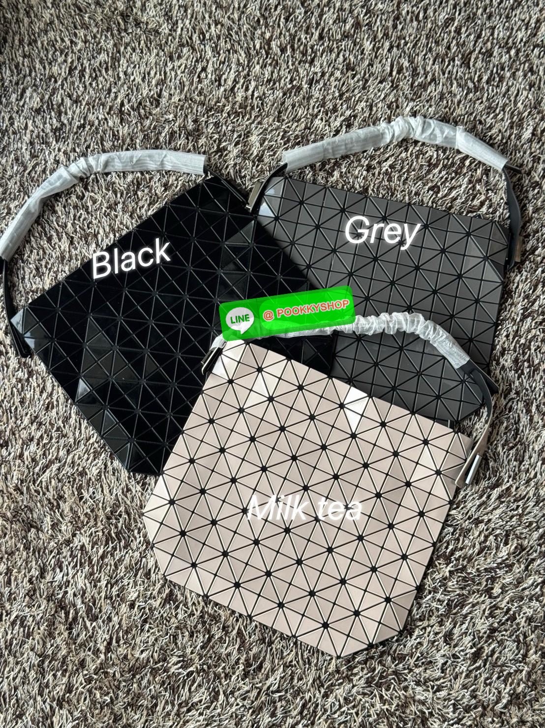 Baobao Issey Miyake Large Baguette เป็นกระเป๋าที่ดูมีมิติและสวยงามด้วยรูปทรงของมัน ซึ่งหูกระเป๋าจะมีความกว้างขึ้นไหล่ได้ได้แบบสบายๆ ใส่ของได้เยอะ ปากกระเป๋ามีช่องซิป ด้านในมีช่องใส่ของเพิ่ม สะดวกสบายพกพาไปได้ทุกที่ รูปทรงกนฃระเป๋าทำให้ดูเรียบง่ายยิ่งขึ้น