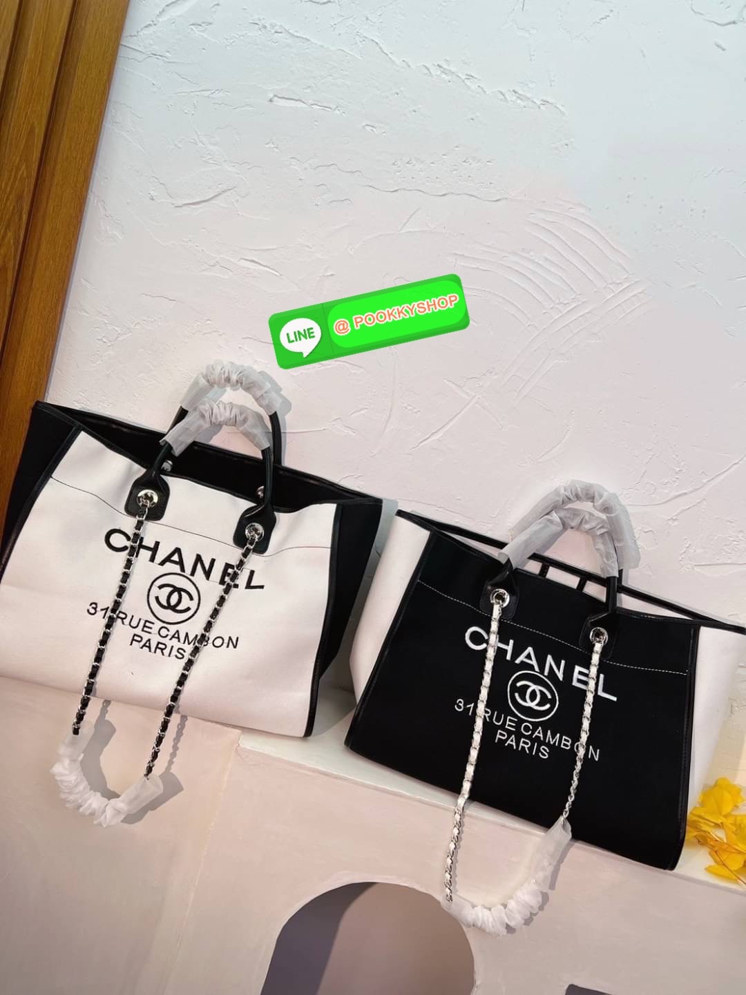 🌟 New Arrival !! รุ่นที่สาวๆรอคอย CHANEL CANVAS TOTE BAG จากงานพรีเมี่ยม VIP GIFT รุ่นดังเลยค้า SIZE ใหญ่อลัง ตัวกระเป๋าเป็นผ้า CANVAS เนื้อดีสมราคา อะไหล่เงินปั้มแบรนด์แท้ทั้งใบ ด้านหน้าปักแบรนด์สุดหรู จุของได้เยอะมากก มีช่องซิป/ใส่ของเป็นสัดส่วน