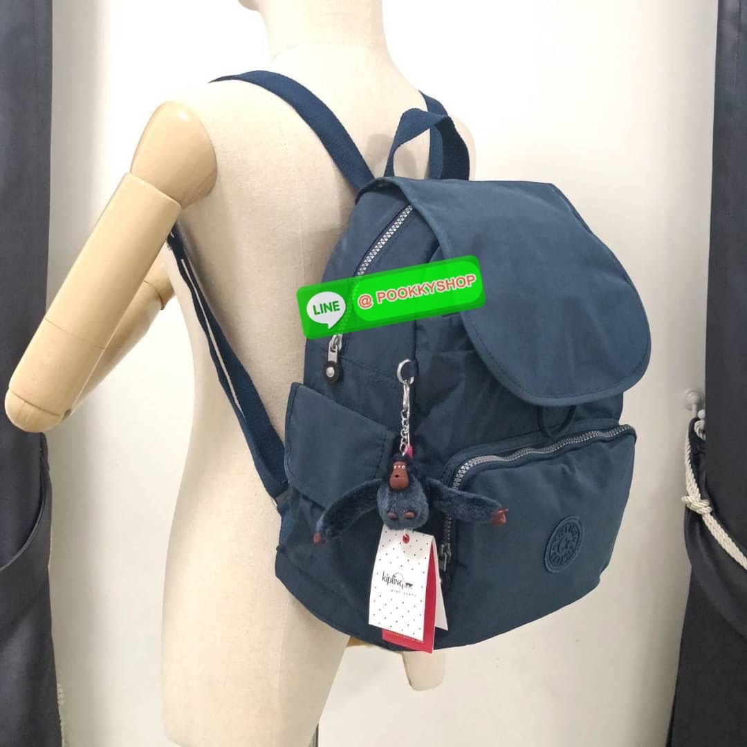 Kipling City Pack Medium Backpack กระเป๋าเป้ Kipling ขนาดกลาง วัสดุ Polyester 100% มีหูหิ้วด้านบน -ด้านหลัง มีซิปหลัง 1ช่องลึก -ด้านข้างมีช่องใส่ของเล็กน้อยทั้ง 2 ด้าน เปิด-ปิด ด้วยกระดุมแม่เหล็ก -ด้านหน้ามีช่องซิปใส่ของแยก 1 ช่อง และ ช่องปรับขนาดด้วยสายล