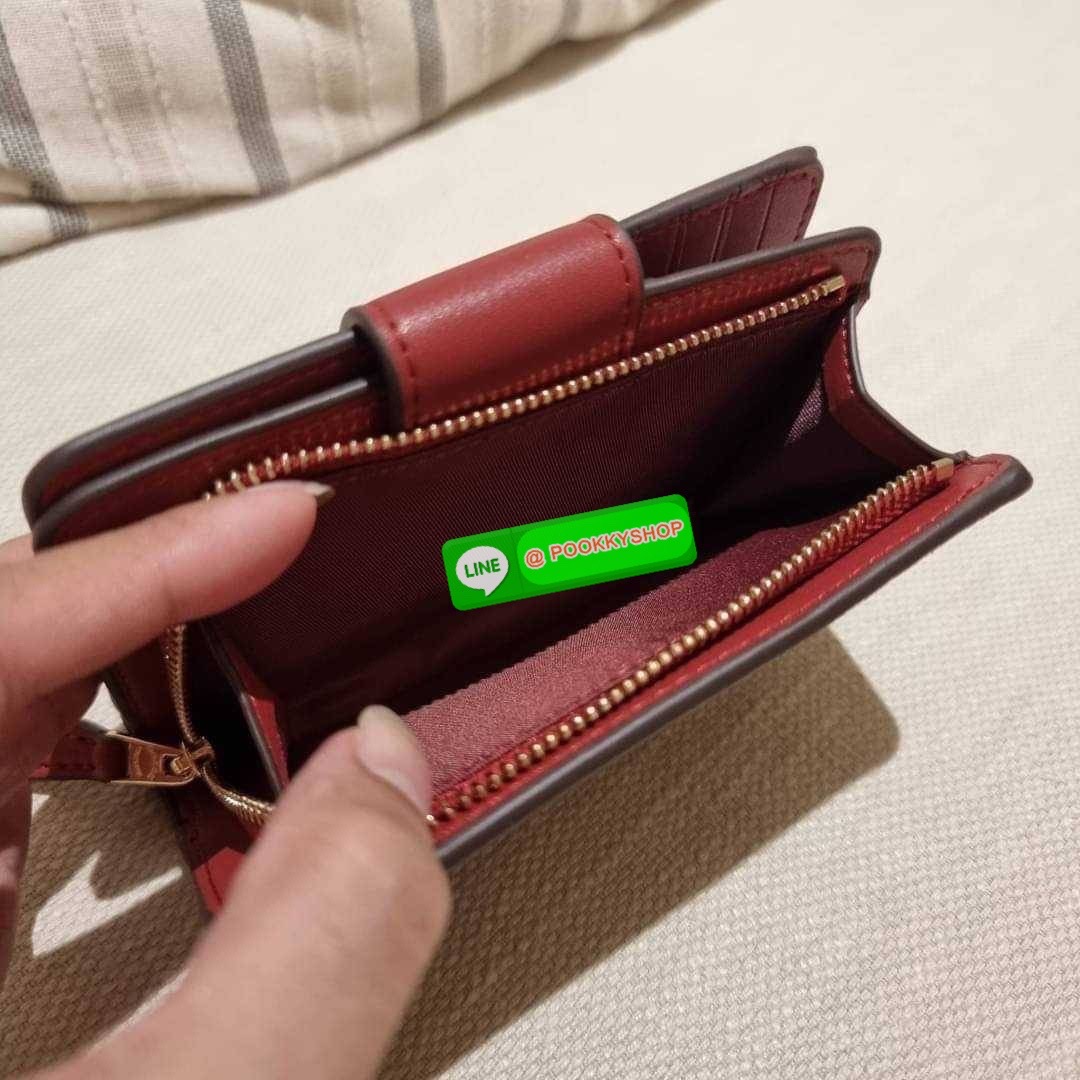 COACH C8730 MEDIUM CORNER ZIP WALLET IN SIGNATURE CANVAS WITH WILDFLOWER PRINT คอลเลคชั่นใหม่ กระเป๋าสตางค์ใบกลาง ดีไซน์ใหม่ สุดหรู คละลายพริ้นท์เต็มใบ น่าใช้ไปอีก วัสดุหนังแคนวาสเคลือบลาย ภายในมีช่องใส่บัตร ใส่ธนบัตรได้ครบ และมีช่องซิปแยก ใบจริงสวยมากๆ แ