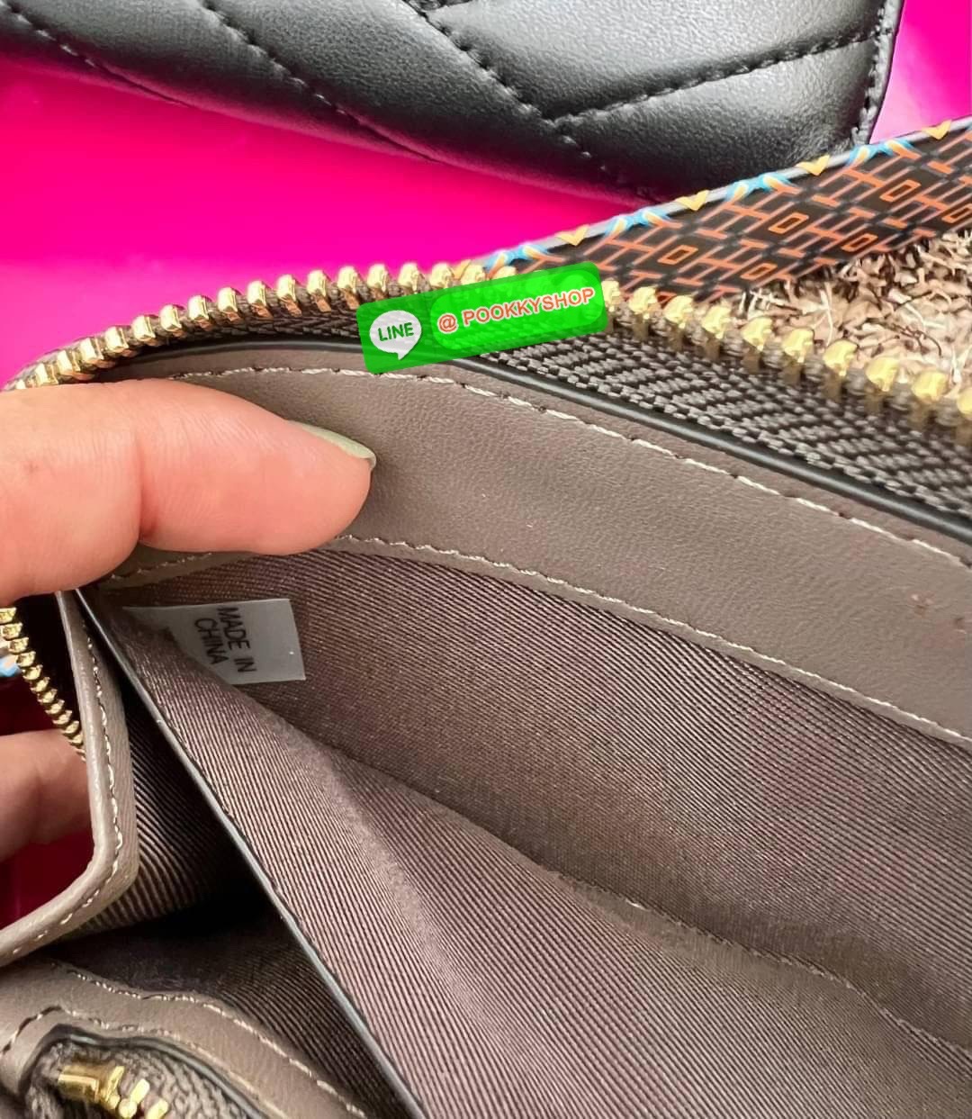 TORY BURCH KIRA CHEVRON ZIP CONTINENTAL WALLET 🌟พร้อมส่ง รุ่นที่สาวๆต้องมีติดมือสักใบค่ะ ✔️กระเป๋าสตางค์ใบยาว หนังแกะนิ่มมือ ยืดหยุ่นดีมากๆค่ะ ✔️อะไหล่ทองสีสวยมากๆ ภายในมีช่องใส่ธนบัตร2ช่องกว้าง มีช่องเสียบบัตรได้ถึง8ช่อง พร้อมช่องซิ