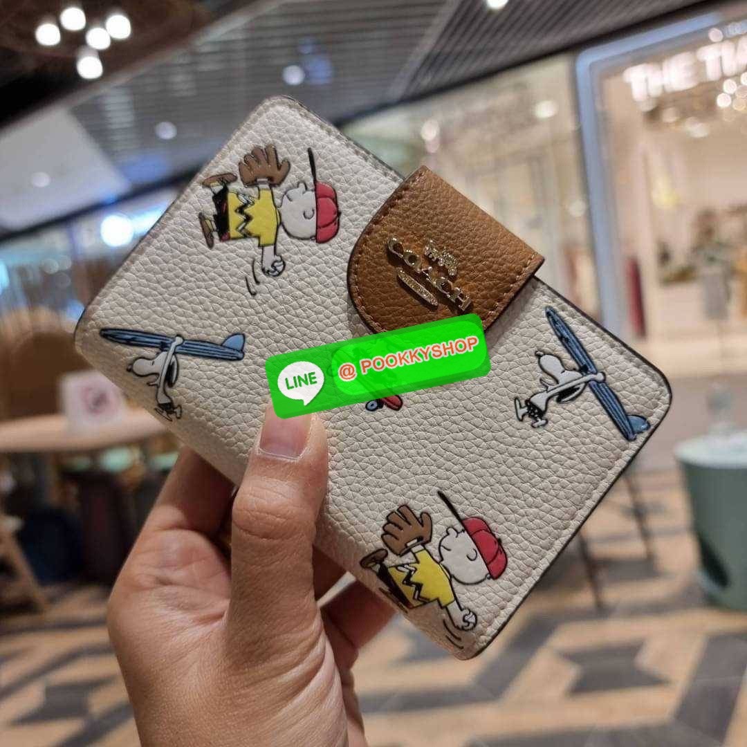 COACH C4899 MEDIUM CORNER ZIP WALLET WITH SNOPPY PRINT น้องใหม่คอลเลคชั่นสุดชิค ดีไซน์ลายพริ้นท์ผองเพื่อนสนูปพี น่ารักน่าใช้ เพิ่มลูกเล่นให้กระเป๋าสตางค์ของคุณไปอีก กับกระเป๋าสตางค์ใบกลาง ขนาดกำลังเหมาะมือ วัสดุหนัง pepble ทนทาน มีช่องใส่บัตรและธนบัตรครบ