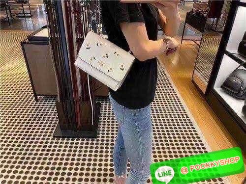COACH C2858 KLARE CROSSBODY WITH DAISY EMBROIDERY ดอกเดซี่ฮิตไม่หยุดยั้ง!! ขายดิบขายดีทุกคอลเลคชั่น รอบนี้มาให้ได้ใช้งานง่ายกว่าเดิม กับกระเป๋าสะพายข้าง โทนสีละมุนลูกคุณหนู ดีไซน์ปักดอกเดซี่เพิ่มลูกเล่น ให้มีสีสัน วัสดุหนังแท้เต็มใบ สายสะพายโซ่สลับหนัง สะ