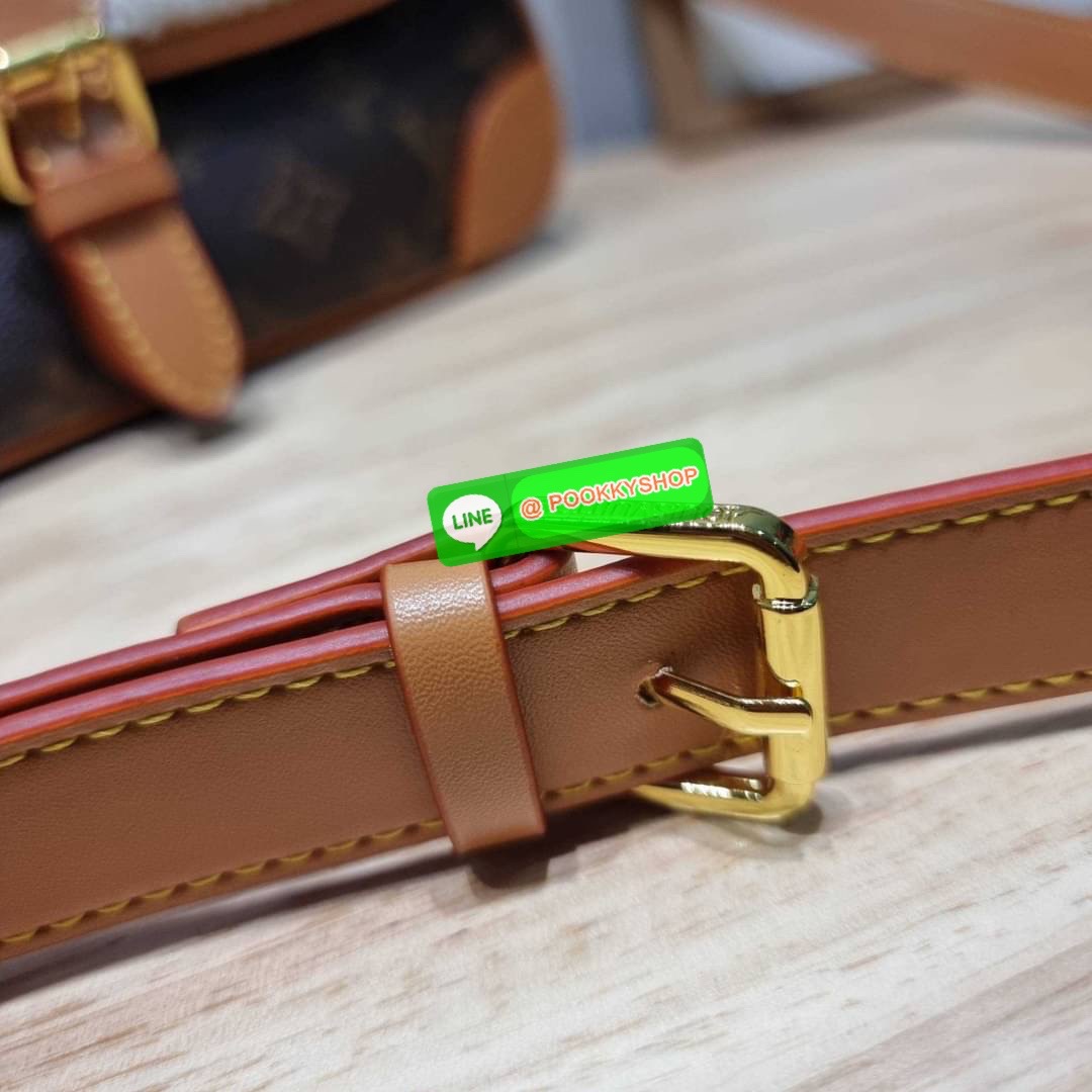 LV DIANE BAG ใหม่กับรุ่นที่ทำมาจำนวนจำกัด ดีไซน์ต้อนรับอากาศเย็นๆช่วงส่งท้ายปี กับกระเป๋าสะพายทรงสวย ดีไซน์คลาสสิคซ่อนความหรู ด้วยการตกแต่งขนฟูนุ่ม วัสดุหนังแคนวาสตัดสลับหนังแท้ เปิด-ปิดกระเป๋าด้วยกระดุมแม่เหล็ก ภายในเป็นช่องโล่ง ใส่ของสำคัญได้ครบ สายสะพา