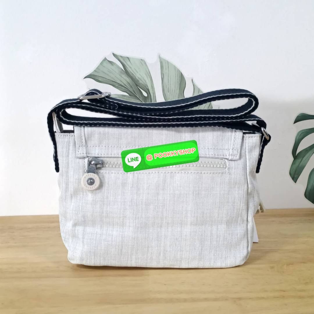 KIPLING SABIAN CROSSBODY MINI BAG กระเป๋าสะพายข้าง วัสดุ Nylon & Polyester 100% ขนาดเล็กกำลังน่ารัก เปิด-ปิดด้วยฝาปิดกระดุมแม่เหล็กและซิปแบรนด์ ด้านในมีแท็กแบรนด์