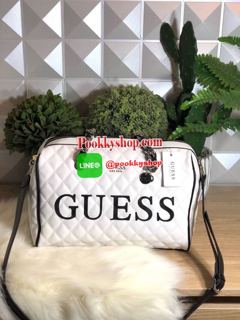 GUESS Sweet Candy Large Satchel กระเป๋าสะพายทรง Bowling รุ่นใหม่ล่าสุดจาก GUESS FACTORY หนังนิ่มลายตารางสวยอยู่ทรงใบใหญ่กำลังดี ด้านหน้าประดับโลโก้หูหิ้วโซ่ร้อยหนังสะพายไหล่ได้เเข็งแรงรับน้ำหนักได้เยอะ เปิดปิดด้วยซิปสะดวกใช้ มีหมุดรองฐานกันรอย ภายในมีช่อง