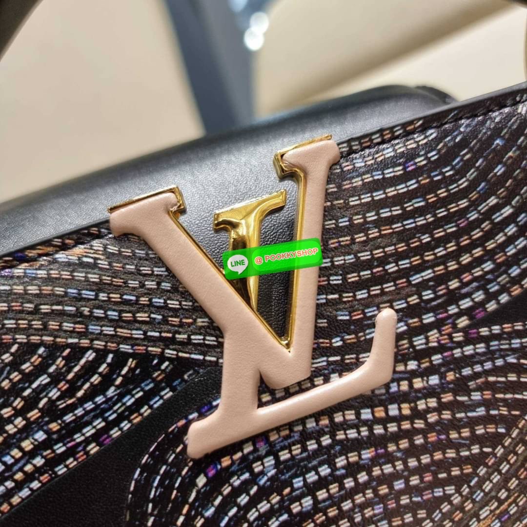 NEW IN!! LV capucines top handle วีไอพีพรีเมี่ยมกิ๊ฟจากเคาน์เตอร์ ที่สุดของความสวยในราคาเบาๆ กระเป๋าถือสุดหรู ดีไซน์ทรงคลาสสิค พร้อมลวดลายหรูหรา มาพร้อมหูจับในตัว ด้วยรูปทรงวินเทจและวัสดุหนังแท้ ขับผิว ทำให้ไอเท็มนี้สะกดทุกสายตาจริงๆ และยังมีลูกเล่นที่ฝาป