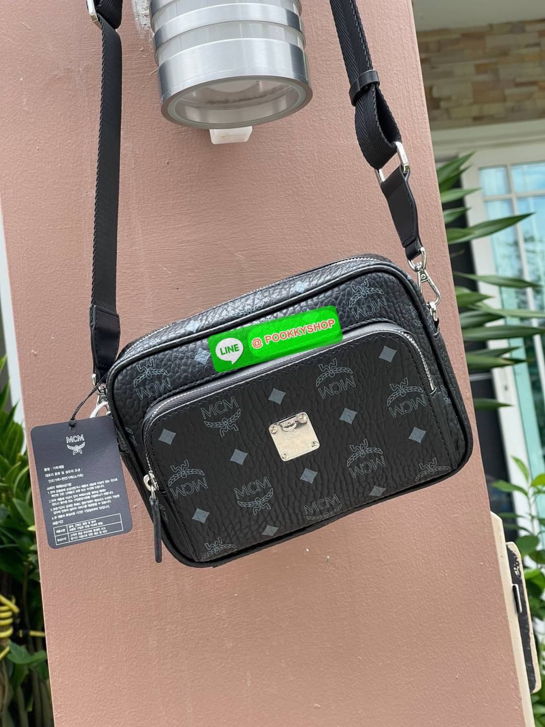ð MCM KLASSIK CROSSBODY in Visetos( Small )āļāļĢāļ°āđāļāđāļēāļāļĢāļāļŠāļāļāļāļĩāđ Klassik āļāļĩāđāļĄāļĩāļĨāļąāļāļĐāļāļ°āļāļĢāļāļāļēāļĄāļāļ·āđāļ āļāļāļāđāļāļāļŠāđāļāļĨāđāļāļĨāļēāļŠāļŠāļīāļ āđāļāļĢāļāļŠāļĢāđāļēāļāļāļĢāļ°āđāļāđāļēāļāđāļģāļŦāļāļąāļāđāļāļēāļĄāļāļāļāļīāļŠāļĢāļ°āđāļŦāļāļ·āļāļāļąāđāļ āļāđāļēāđāļāđāļāļĨāļ·āļāļāļāļīāļ§āļĨāļēāļĒ Visetos āļāļąāļāđāļāđāļāđāļāļāļĨāļąāļāļĐāļāđāļāļāļmcm āđāļāļāļĩāđāļāļ·āļāđāļāļāđāļāļŠāļāļāļĢāļĩāđāđāļāļāđāļŪāļāļāđāļāļĢāļĩāļāļĩāđāļŠāļĄāļāļđāļĢāļāđāđāļāļāļāļĩ