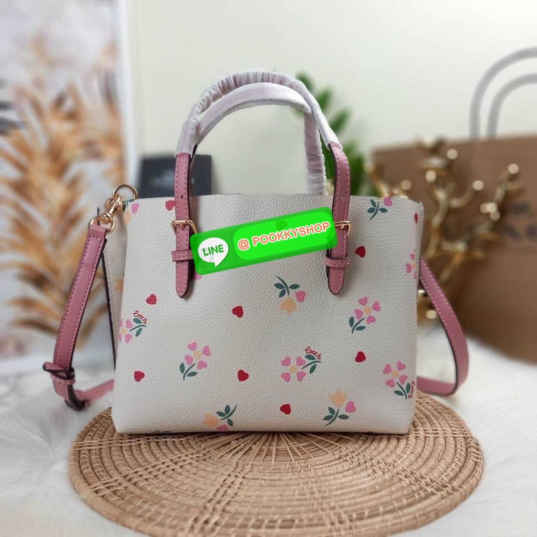 NEW IN!! น่ารัก วางไม่ลงอีกแล้ว COACH MOLLIE TOTE 25 (COACH C4084) กระเป๋าถือ สะพาย รุ่นฮิต ปริ้นลายดอกหัวใจมินิ ขนาดเหมาะมือ มีสายสะพายยาว ถอดและปรับระดับได้ วัสดุหนัง crossgrain ขึ้นทรงสวย ด้านในโล้ง มีช่องซิปตรงกลางแยก **🔸️รุ่นนี้ใครถือก็สวย ใช
