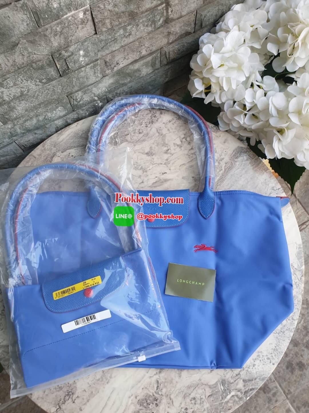 Longchamp Le Pliage Club Tote Bag Size L หูยาว วัสดุเนื้อผ้า Nylon Canvas เคลือบกันนำ้ ตัดด้วยหนังแท้ที่มีน้ำหนักเบา ดีไซน์เรียบง่ายแต่เต็มไปด้วยความคลาสสิก จนเป็นที่ชื่นชอบไปทั่วโลก Longchamp ปรับโฉม LE PLIAGE ด้วยการปักลายรูปม้า-ตราสัญลักษณ์ของแบรนด์บนผ