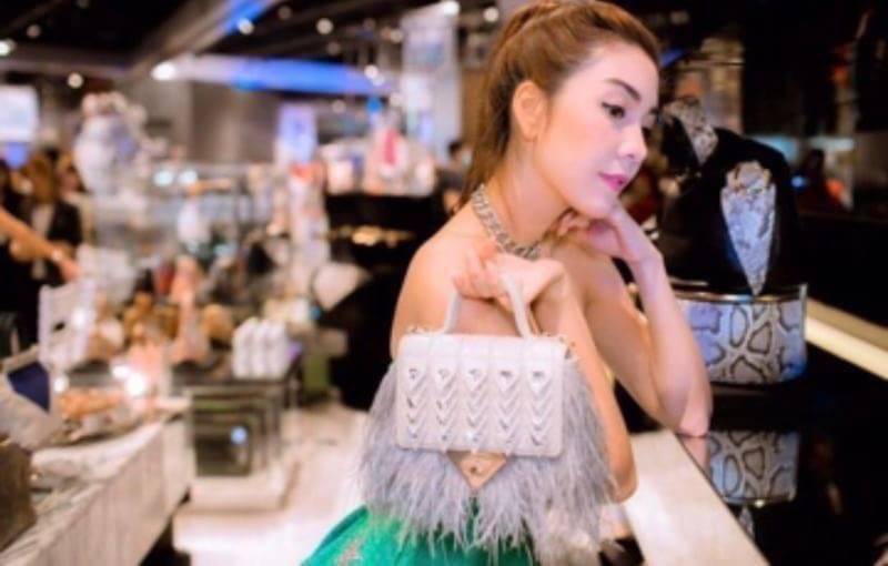 มาอีกรอบละจร้าาา มากี่รอบก็ไม่เคยพอขาย ใครรออยู่จับจองกันได้เลยจร้า Tui bag งานสวย เพชรงดงาม ขนฟูฟ่อง สวยไม่มีที่ติเลย ดูหรูหรามีราคามากที่สุด มีสายโซ่สะพายยาวเพิ่มความแมทกับกระเป๋า ให้ดูดีได้อีก รีบจัดเลยน้าาาทา