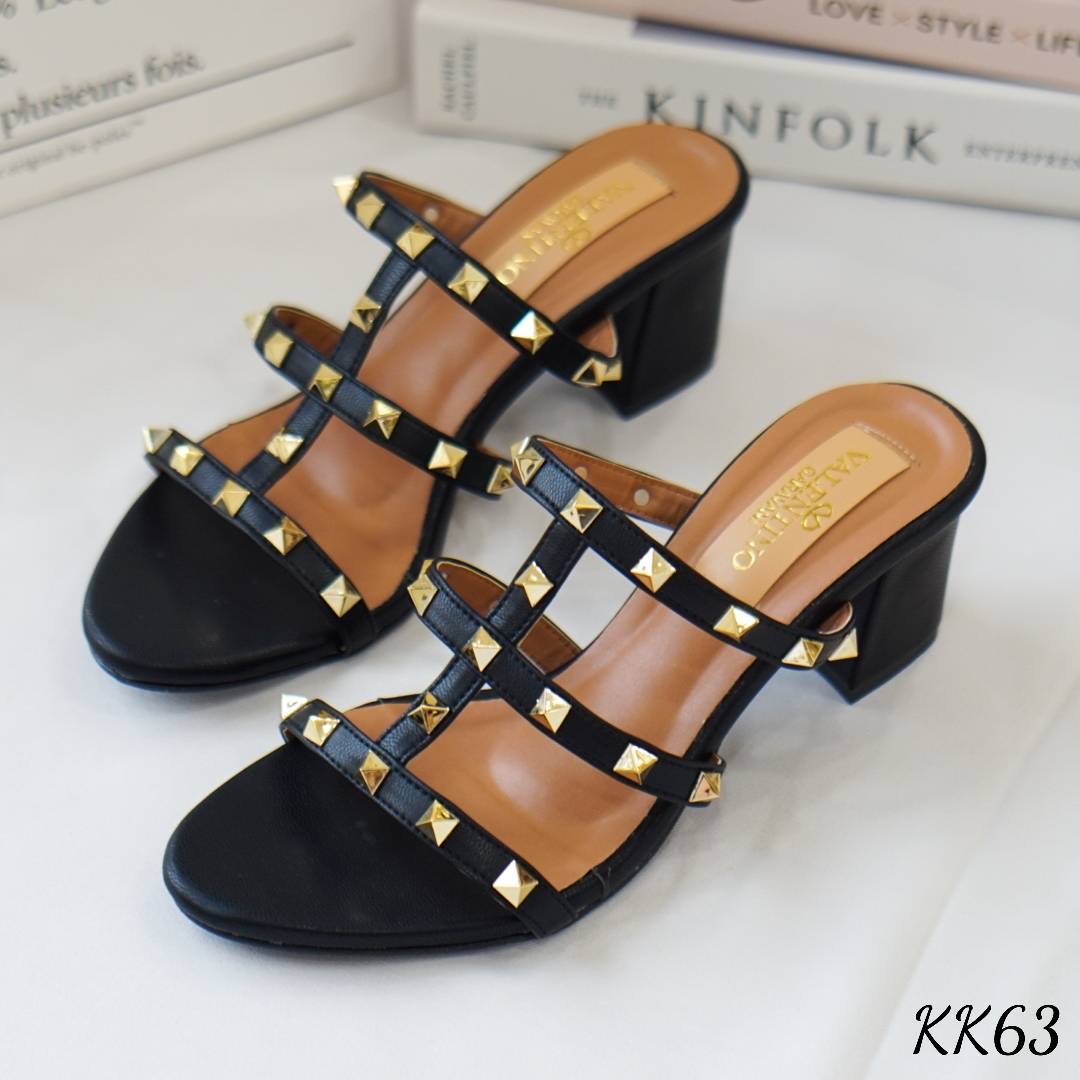 หวานกว่านี้ ก็น้ำตาลแย้วว พร้อมส่ง แบบมาใหม่ รองเท้าส้นตันสูง 2.5 นิ้ว ทรงสวม งานน่ารักมาก เล่นสีพาสเทล ทูโทน เข้ากันสุดๆ ตอกหมุดทองด้วยมือทีละเม็ด ขอบอกว่างานสุดประณีต สวยมากเลยจ้ะแม่