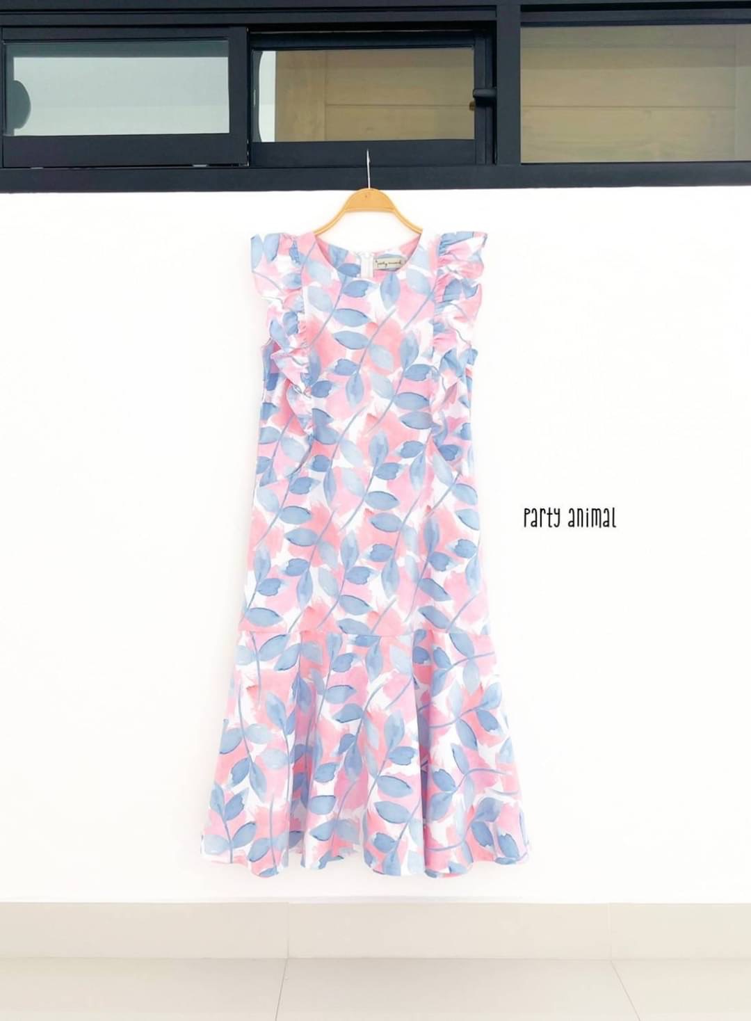 🎉🎉มาจ้าาา!!! ใครที่ชอบงานผ้าคอตตอนญี่ปุ่นแนะนำตัวนี้เลยค้า ลายสวยมากกค้า😉🥰 Maxi dress ทรงปล่อยต่อชายระบายย้วยหางปลา แต่งระบายเล็กๆช่วงอก มีกระเป๋าหน้าค่ะ **ผ้าสวยมากค่ะเนื้อคอตตอนโตไกนุ่มใส่สบายสุดๆ** มีซิปหลังค้า