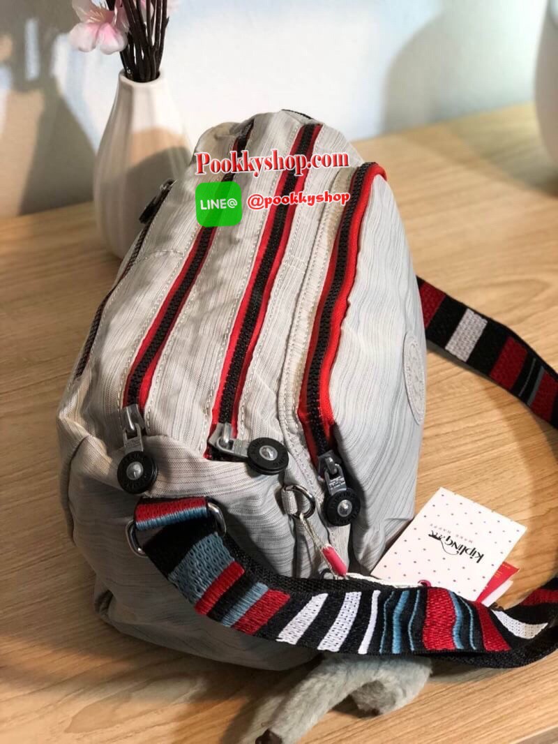 Kipling Reth กระเป๋าสะพายทรงสวย รุ่นยอดนิยมเลยค่ะ สายสะพายปรับระดับสั้น-ยาว เป็นกระเป๋าสะพายเฉียงลำตัวได้ค่ะ ช่องซิปเยอะค่ะ ใส่ของได้เป็นสัดส่วน จุสัมภาระได้ดีเลยค่ะ ทรงสวย สะพายน่ารักมาก ห้ามพลาดเลยค่ารุ่นนี้