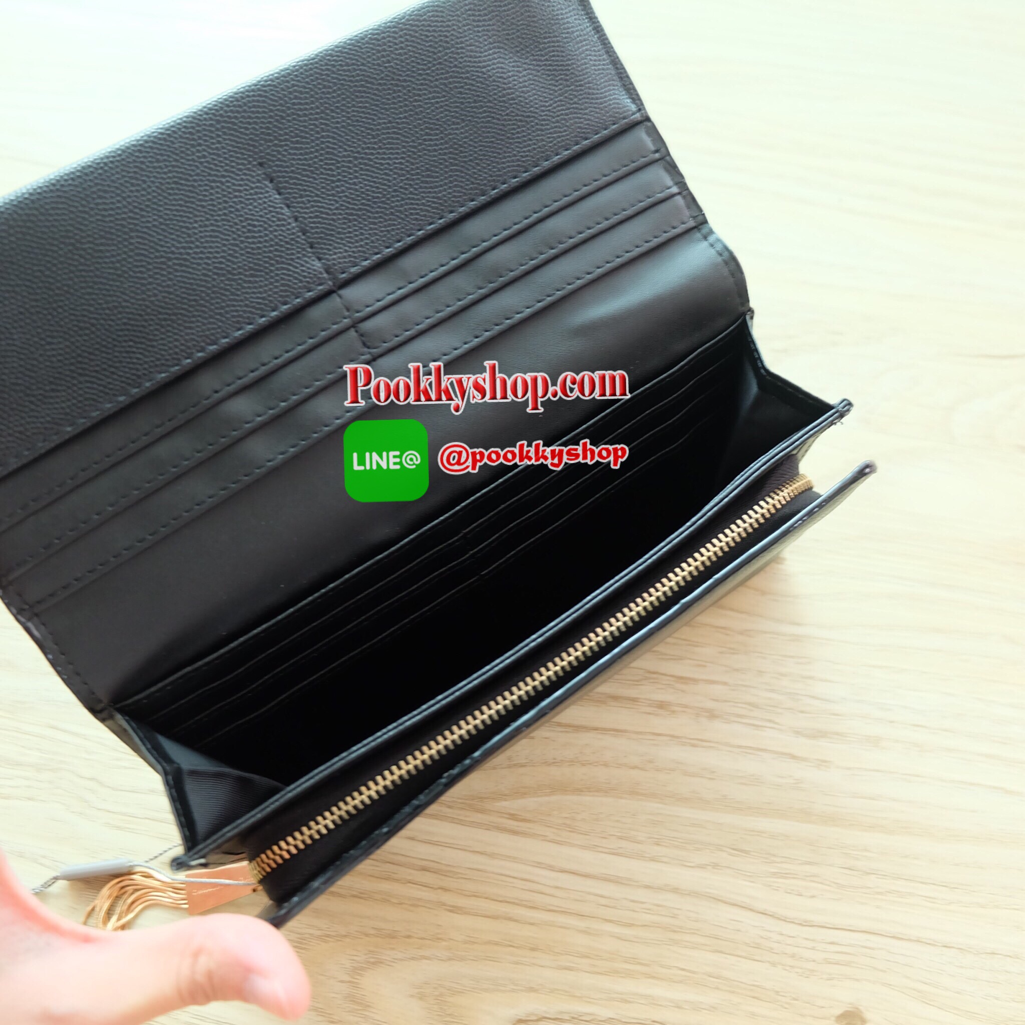 Charles & Keith Tassel Long Wallet กระเป๋าสตางค์ใบยาว วัสดุหนังลายคาร์เวียร์ ตกแต่งด้วยพู่สีทอง เปิด – ปิดกระเป๋าด้วยเเม่เหล็กแบบซ่อน ภายในมีช่องใส่บัตร ช่องซิปใส่เหรียญ และช่องใส่ธนบัตร ใส่ iPhone 7+ ได้ค่ะ ด้านหลังมีช่อง 1 ช่อง