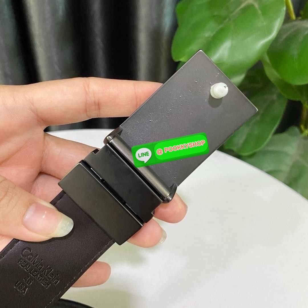 Calvin Klein Leather Belt & Wallet Set Setกระเป๋าสตางค์+เข็มขัด กระเป๋าสตางค์ด้านหน้าปั๊มชื่อแบรนด์ มีช่องใส่รูป ช่องใส่บัตร ช่องใส่ธนบัตร และช่องใส่รูป เข็มขัดหนังแท้ปั๊มแบรนด์ สามารถสลับใช้ได้ทั้ง 2 ด้าน เข็มขัดปรับระดับได้ 5 ระดับ มาพร้อมที่เจาะรูจ้า