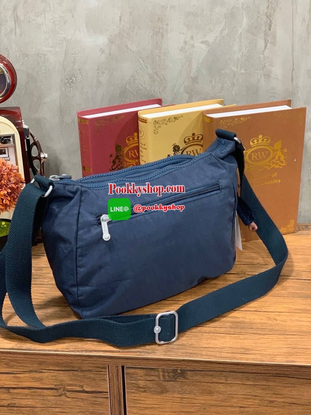 Kipling CAI Quilted Handbag with Extendable Strap อีกหนึ่งคอลเลคชั่นของMaydayมาในรูปแบบสะพายไหล่หรือสะพายข้าง มีช่องซิปใช้งานหลายช่อง ช่องใหญ่มีฐานกว้างสามารถจุของได้เยอะ ประดับพวงกุญแจเป็นเซ็ทของกระเป๋า สายสะพายปรับได้ฟรีไซส์ ขนาดกำลัง อีกหนึ่งรุ่นลิมิเต