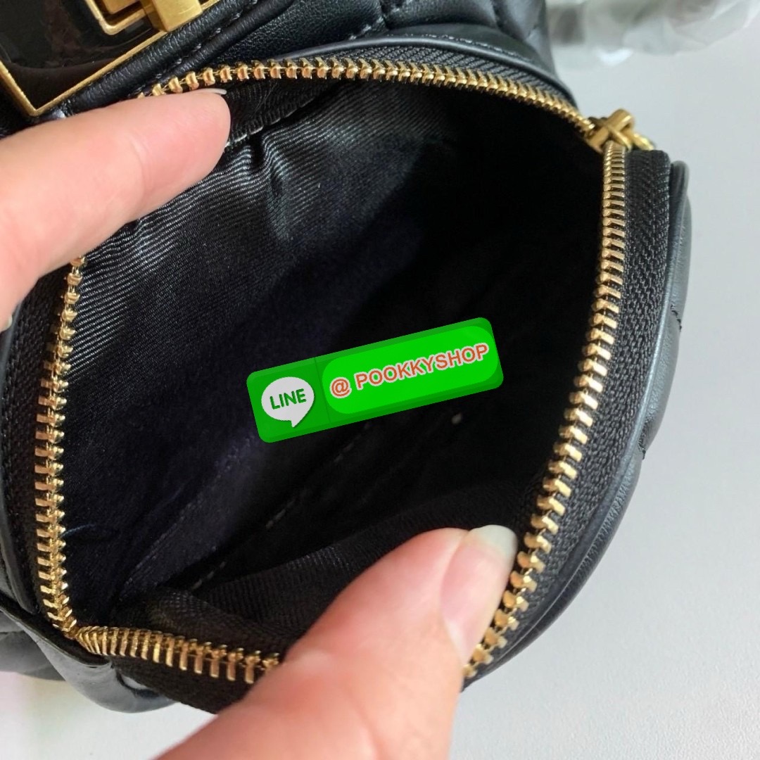 KATE SPADE NEW YORK Evelyn Small Quilted Leather Backpack กระเป๋าเป้สะพายหลังไซต์เล็กสุดคิ้ว หนังนิ่มสุดๆเย็บลวดลายตารางทั้งใบ ด้านหน้าตกแต่งต้วยชื่อแบรนด์ มีช่องเล็ก 1 ช่อง เปิด-ปิดกระเป๋าด้วยตัวล็อค ด้านในตัวกระเป๋าโล่งกว้าง จุของได้เยอะ และมีช่องซิปใส่