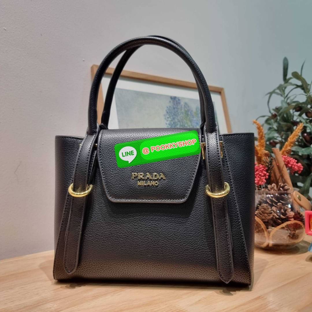 Hot item Prada leather bag กระเป๋าถือ/สะพายล่าสุด จากเคาน์เตอร์ dutyfree ที่ดีไซน์เรียบหรู หนังวัวฟอกสี สวยคมชัด เต็มไปด้วยดีเทลน่าใช้ สายคล้องไหล่ที่สามารถถอดออกได้ เพื่อใช้สายยาวสะพายข้างเส้นเดียว หรือจะใส่ไว้ทั้งคู่ก็อัพเกรดลุคดูแพงได้ ปากกระเป๋ามีฝากร