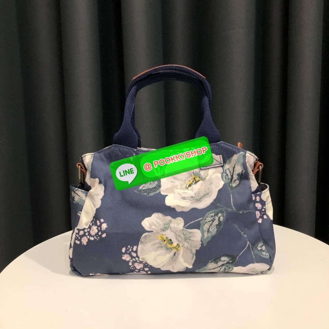 Cath Kidston Mini day Bag กระเป๋าถือหรือสะพายสุดชิค เหมาะสำหรับใช้สะพายในวันทำงานหรือวันสบายๆ เก็บของใช้ระหว่างวันได้เยอะค่ะ เปิด-ปิดด้วยซิป ด้านในมี 1ช่องใหญ่ ช่องซิป 1ช่องและช่องเล็กให้แยกเก็บมือถือของจุกจิก สวยคุ้มมากๆ มีหูจับ มาพร้อมสายสะพายยาวปรับระด