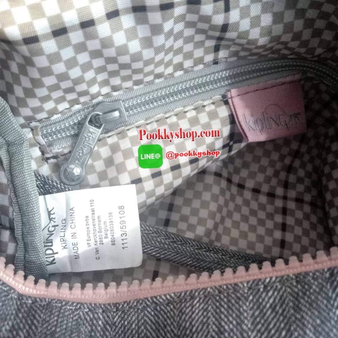 KIPLING Mini Crossbodybag กระเป๋าสะพายข้างขนาดกะทัดรัด ผลิตจากวัสดุ Nylon+ Polyester100% มีช่องใช้งานแยกย่อยมากถึง 4 ช่อง -ด้านหน้ามีช่องซิป 2 ช่อง -ช่องหลักโล่ง กว้าง จุของใช้ได้เยอะ -ด้านหลังมีช่องซิปอีก 1 ช่อง มาพร้อมพวงกุญเเจลิง สายสะพายยาวสามารถปรับไ