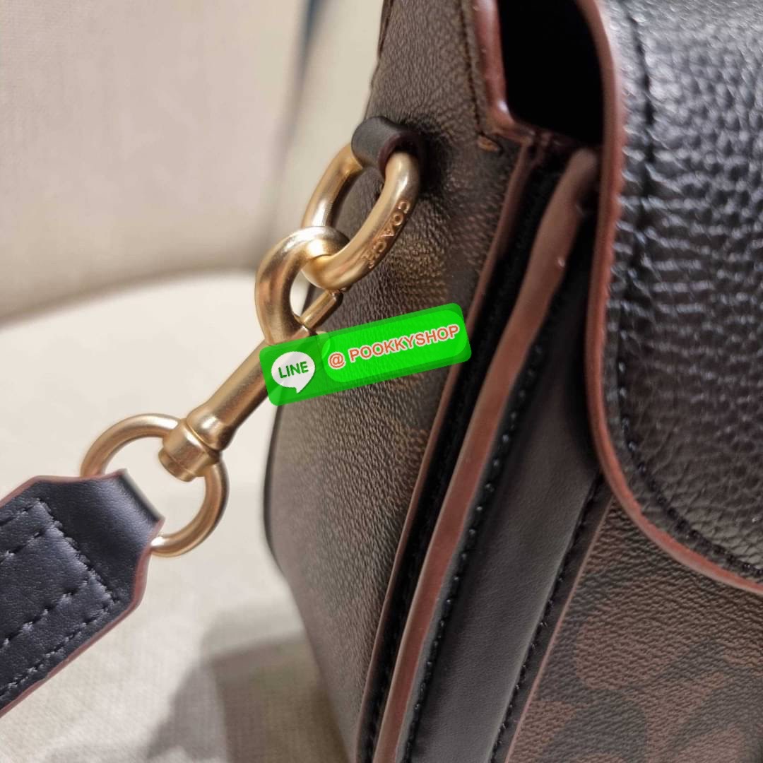 COACH C3593 GEORGIE SADDLE BAG IN COLORBLOCK SIGNATURE CANVAS WITH RIVETS ยกระดับความหรูให้กับตัวเองกันหน่อย ด้วยกระเป๋ารุ่นนี้!! ครอสบอดี้ที่ดีไซน์หรู อัพเลเวล ในราคาที่จับต้องได้ วัสดุหนังแคนวาสเคลือบสลับหนังเรียบ พิเศษไปอีกตกแต่งขอบด้วยหมุด เพิ่มดีเทลก