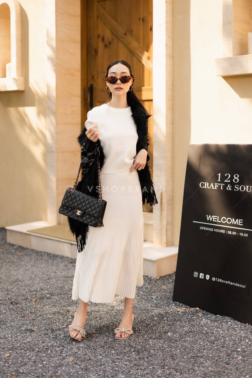 เสื้อคลุมแขนยาวลายชิโน แต่งขนเฟอช่วงคอ ช่วงปลายแต่งพู่ งานสวยแพงให้ลุคมาดามสาวท่านหนึ่ง ผ้าคลุมนิ่มเวอร์ ใส่สบาย รีบจับจองเป็นเจ้าของได้เลยจร้า