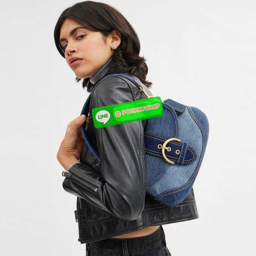 COACH CR737 SOHO BAG IN REPURPOSED DENIM 🔅 Details เลิกสวยแซ่บกี่โมงคะคุณน้า! ไอเท็มให้พาใจสั่นมาอีกแล้ว! กับกระเป๋าสะพายไหล่สไตล์วินเทจ ที่ยังคงแมสและฮอตมาก ด้วยรูปทรงที่ใช้งานง่าย ไม่เกะกะ แต่มีความเรียบหรูในตัว กระเป๋าปิดด้วยกระดุมแม่เหล็ก ภายใ