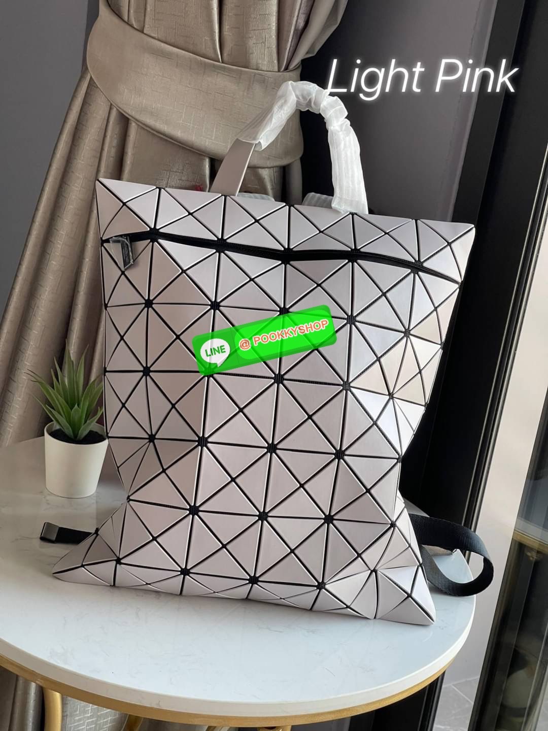 💕BAO BAO ISSEY MIYAKE FLAT PACK BACKPACK รุ่นนี้มีขนาดปานกลาง ไม่เล็กไม่ใหญ่จนเกินไป ดีไซน์เก๋ตามแบบฉบับของแบรนด์ มองเผิน ๆ อาจจะคิดว่ากระเป๋าแบนคงจุของได้ไม่เยอะ แต่บอกเลยว่าใส่ของได้เยอะกว่าที่คิด ด้วยดีไซน์รูปทรงสามเหลี่ยมที่ประกบกัน เมื่อใส่ขอ