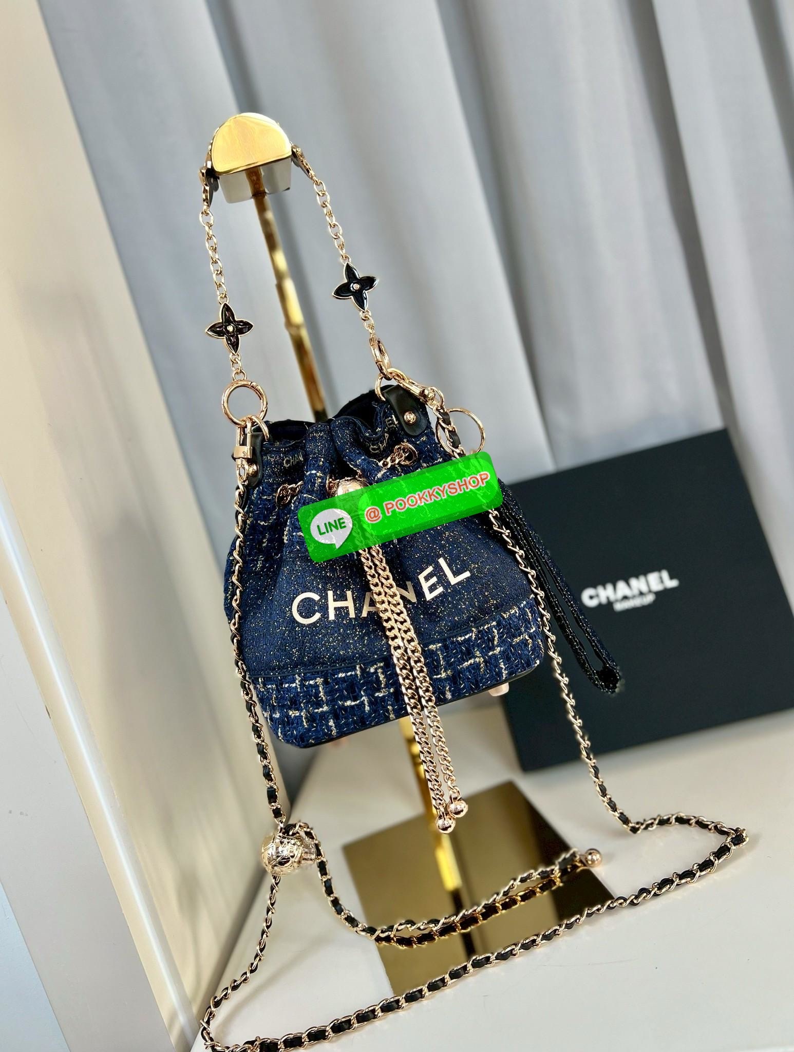 NEW NEW NEW **สินค้าเข้าใหม่** รุ่นนี้บอกเลยว่าสวยทุกอนุ หิ้วไปไหนมาไหนคือเริ่ดไปเลยค่าา CHANEL BUCKET TWEED WITH CHAIN BAG ((Premium gift make up ตปท.)) มีป้ายNot for sale 🔖พร้อมส่งค่าสาวๆ รอบนี้ได้มาไม่เยอะ! กับกระเป๋าขนาดกลางกำลังดี วัสดุผ้าTwe