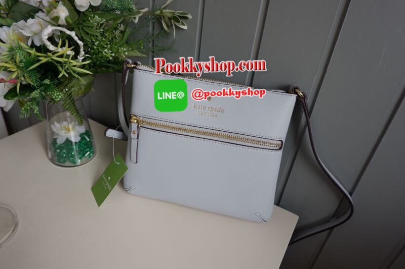 Kate Spade new york saffiano crossbody bag ด้านหน้ามีหนึ่งช่องซิปสำหรับใส่มือถือหรือของจุกจิก เปิดปิดกระเป๋าช่องหลักแบบซิป ด้านในโล่ง มีช่องให้ใส่ของจุกจิกหนึ่งช่อง สายสะพายถอดไม่ได้ เลื่อนปรับระดับได้