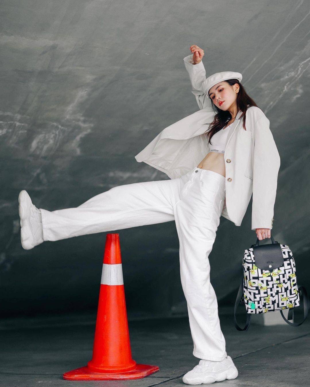 LONGCHAMP LE PLIAGE COLLECTION POKEMON BACKPACK เป้สะพายสไตล์ Le pliage ที่มี "ปิกาจู" ไปวิ่งเล่นอยู่บนกระเป๋าที่ออกมาเป็นซีรีส์ซะเลย