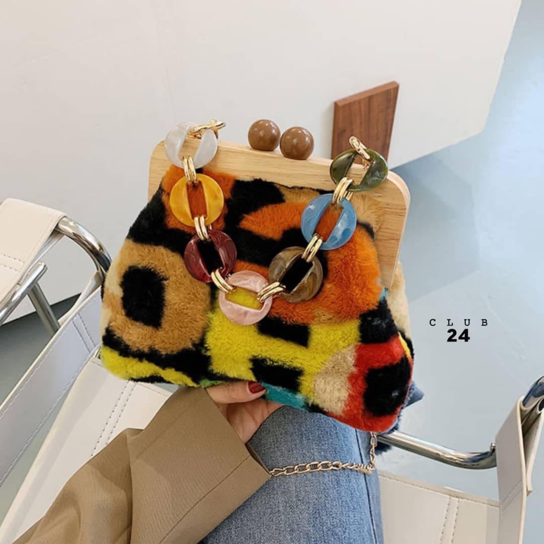 𝙉𝙀𝙒 𝙉𝙀𝙒 ‼️ กระเป๋าขนทอลาย ตามแบบฉบับแบรนด์ดัง งานขนนิ่มๆ มาพร้อมสายโซ่สุดน่ารัก สีสัดสดใส ด้านในจุของได้เยอะเลยคะ มีสายโซ่สะพายข้างได้คะ รุ่นนี้ จัดมาให้ 2 ลายนะคะ